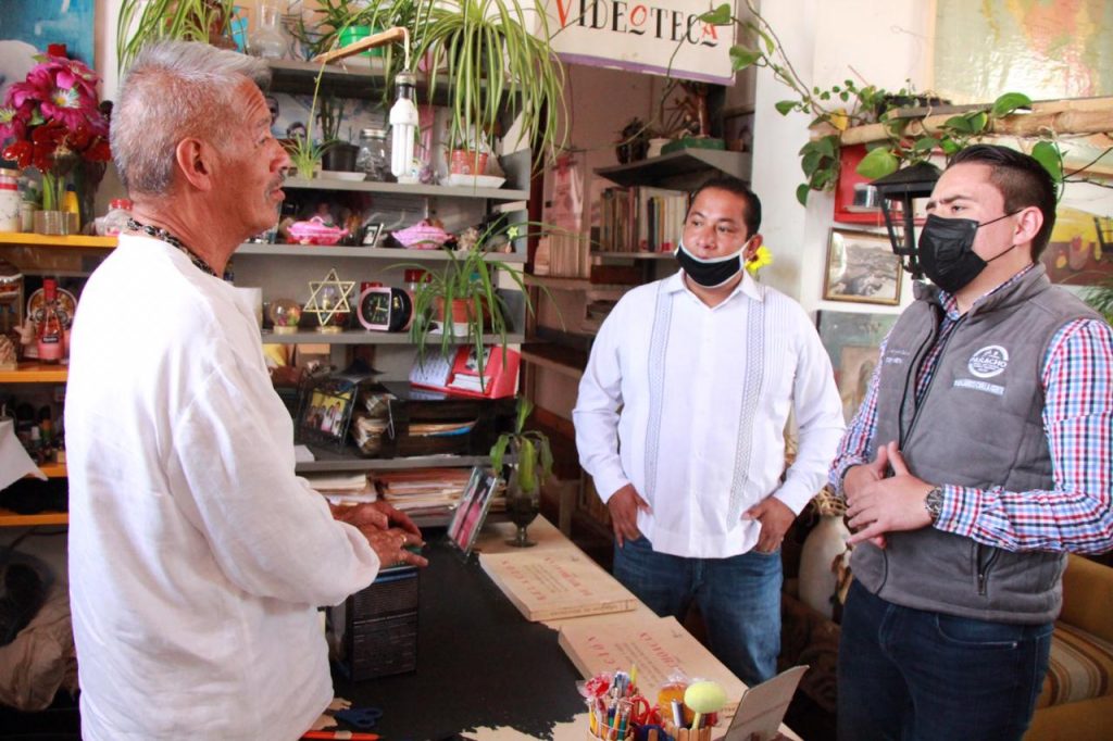 Entrega Marco Aurelio Nava Cervantes paquete de focos en Parácho