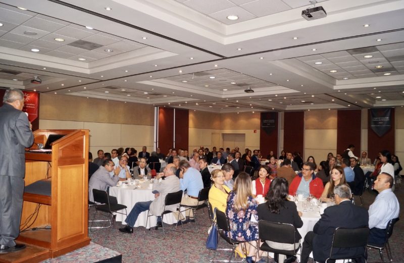 Se concentran profesores de la Facultad de Contaduría de la UMSNH en el Colegio de Contadores de Michoacán.