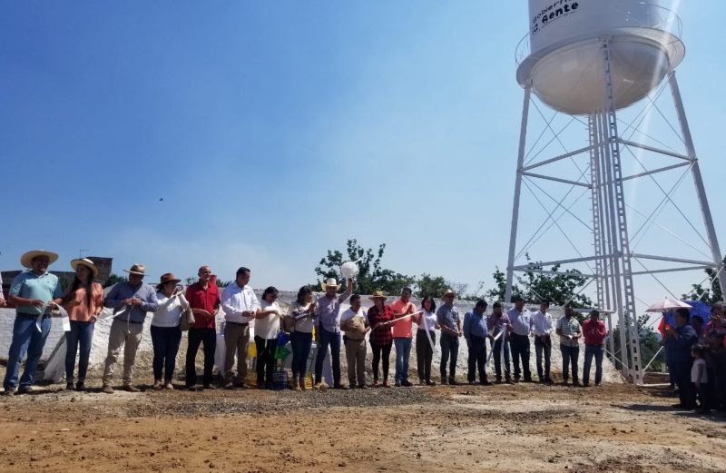 Entrega Alejandro Correa rehabilitación de 1200 mts. de la red de agua potable en Ucareo.