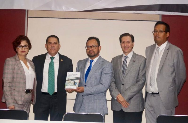Presenta la Comisión de Fiscal del IMCP libro de la Ley de ISR; el Presidente del CCPM felicita a sus autores.