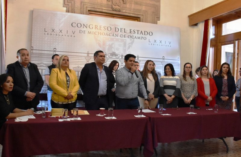 Congreso entrega becas a estudiantes de excelencia