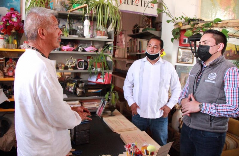 Entrega Marco Aurelio Nava Cervantes paquete de focos en Parácho